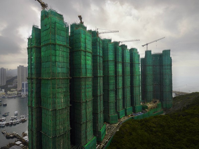 Разноцветные строительные коконы Гонконга
