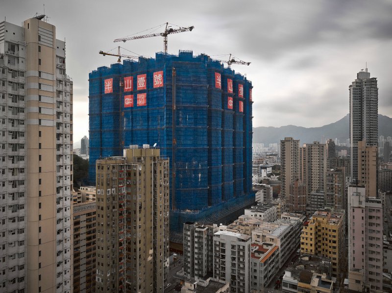 Різнобарвні будівельні кокони Гонконгу
