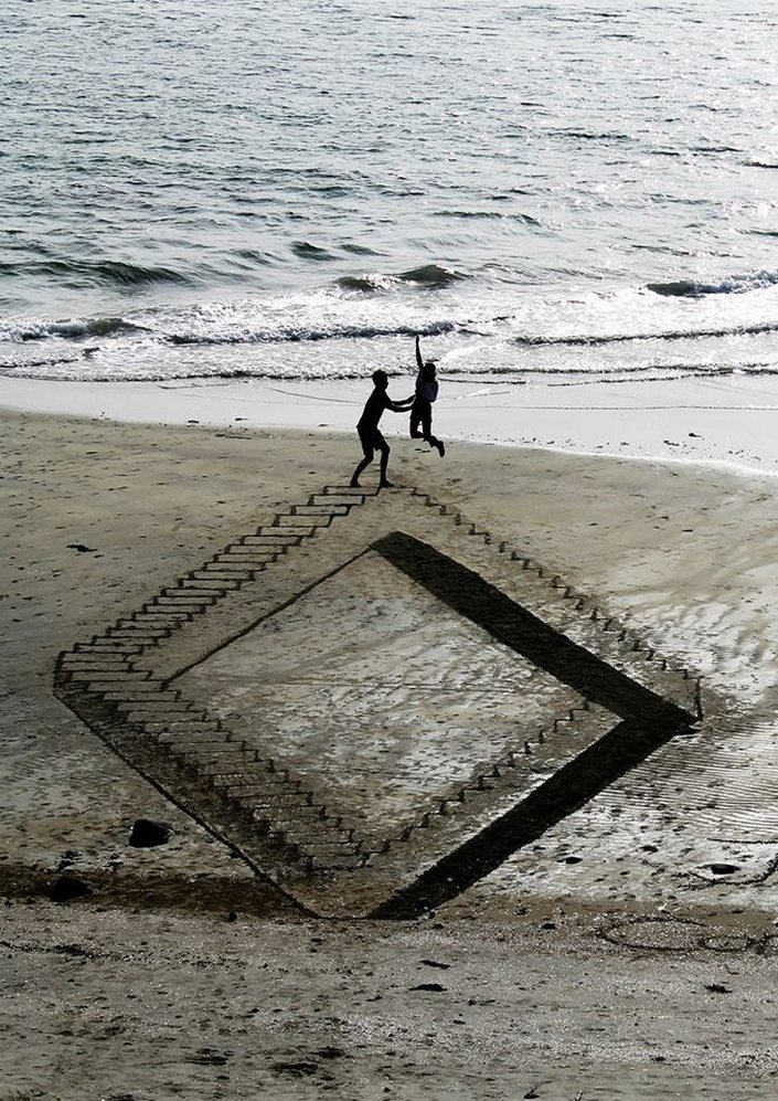 3D drawings on the sand by Jamie Harkins