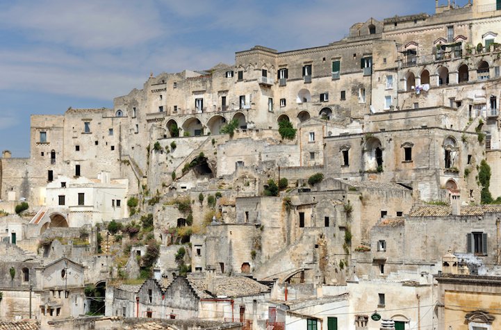 Hotel in the abandoned caves of Italy