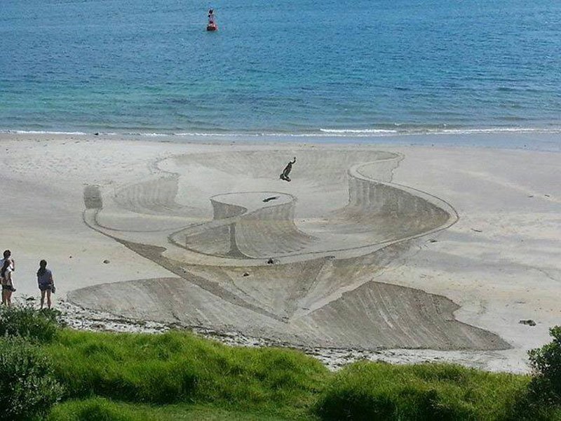 3D drawings on the sand by Jamie Harkins