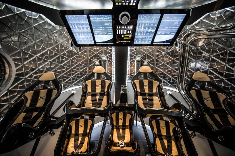 Passenger reusable spaceship Space X Dragon V2