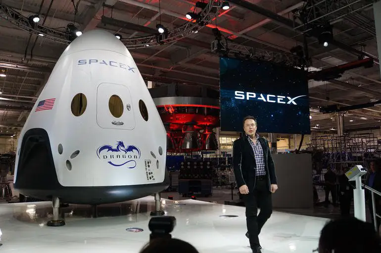 Пассажирский многоразовый космический корабль Space X Dragon V2