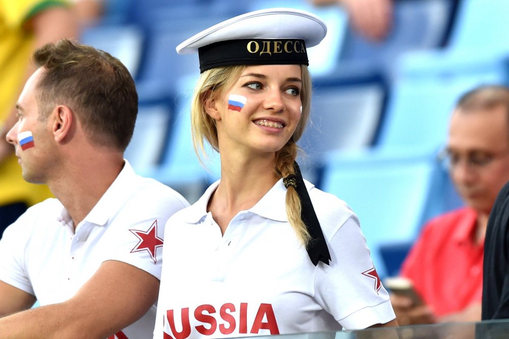 Football World Cup 2014: Beauty-cheerleader