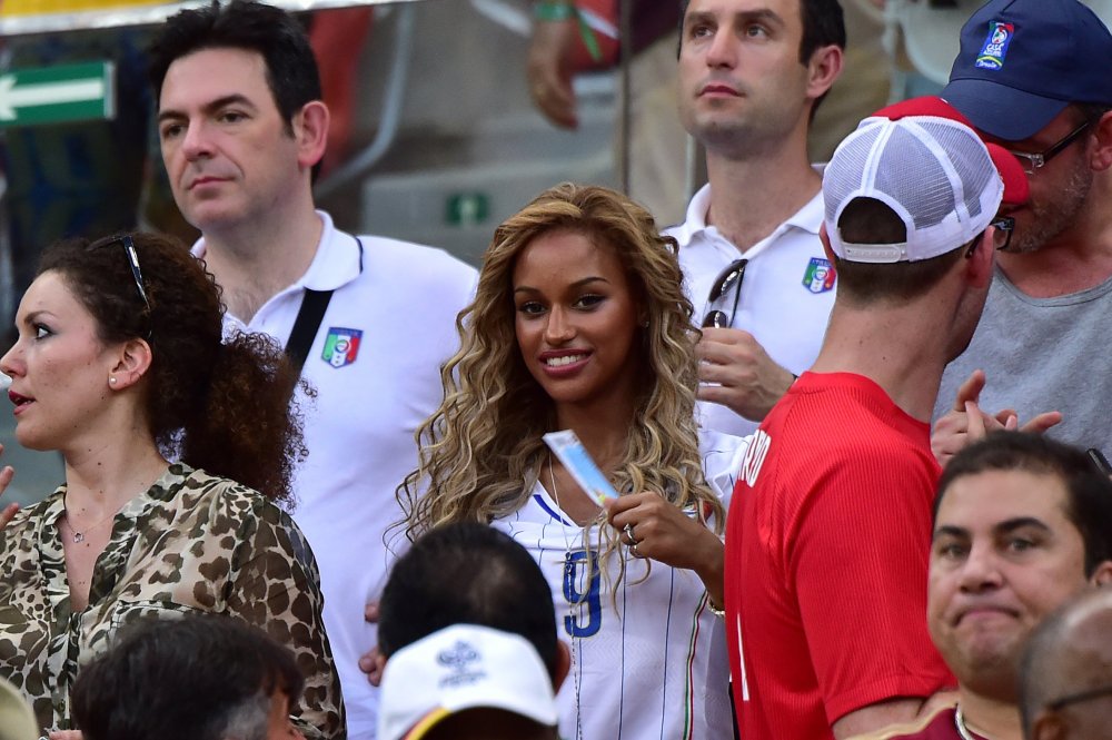 Football World Cup 2014: Beauty-cheerleader