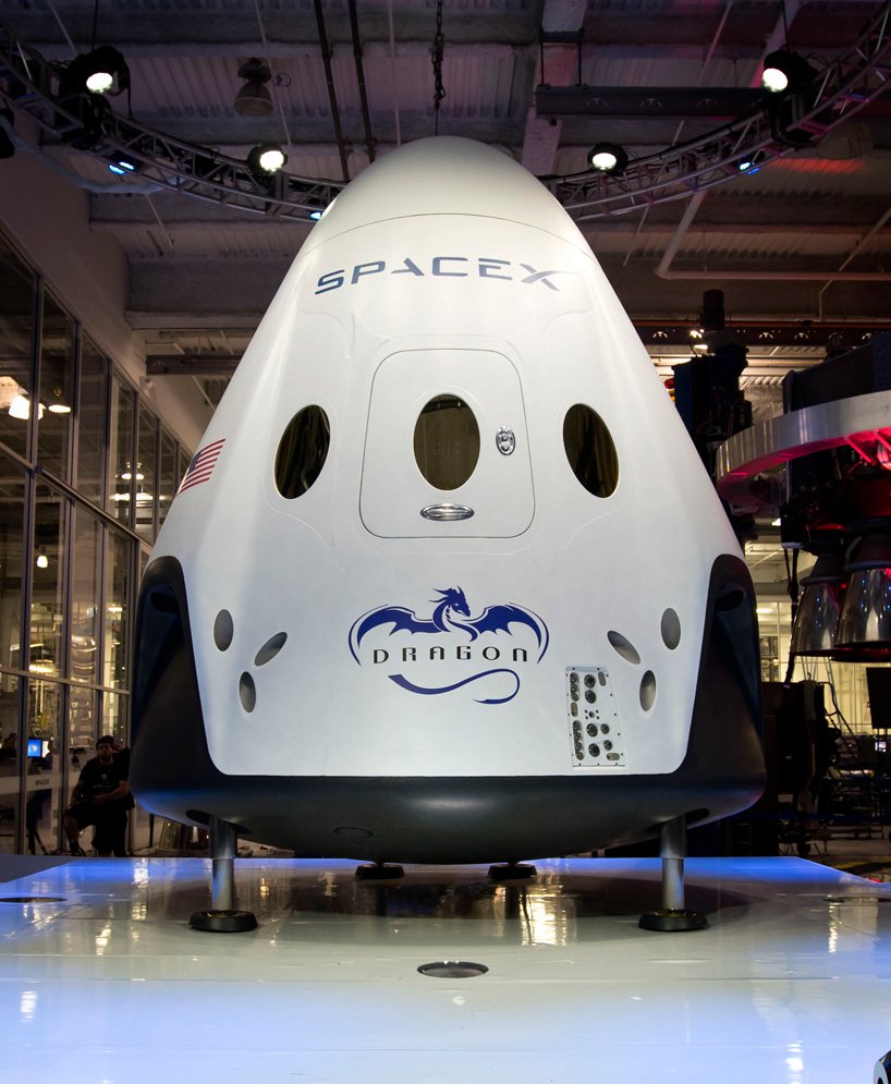 Пассажирский многоразовый космический корабль Space X Dragon V2