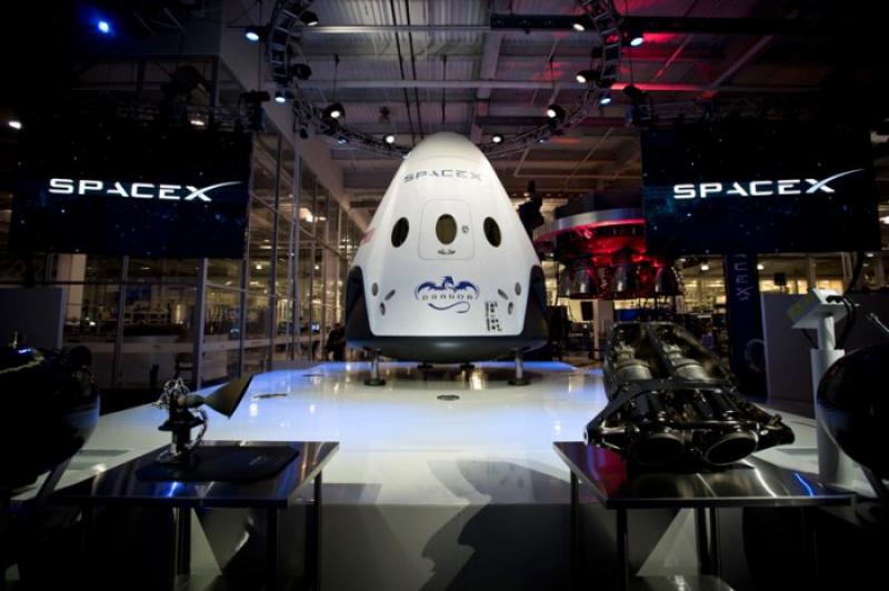 Passenger reusable spacecraft Space X Dragon V2