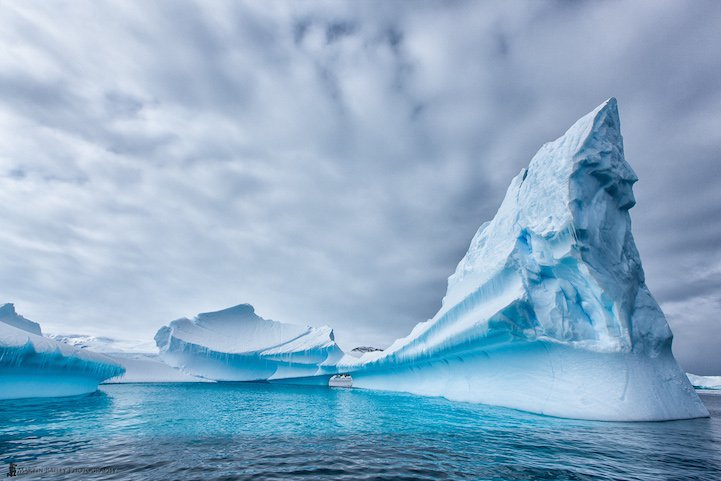 The magical beauty of the Antarctica icebergs