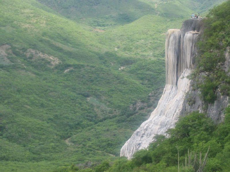 Окаменевшие водопады Йерве эль Агуа