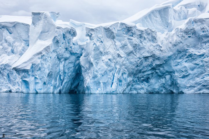The magical beauty of the Antarctica icebergs