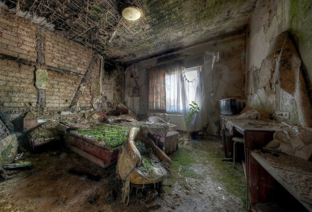 Abandoned places by Niki Feijen