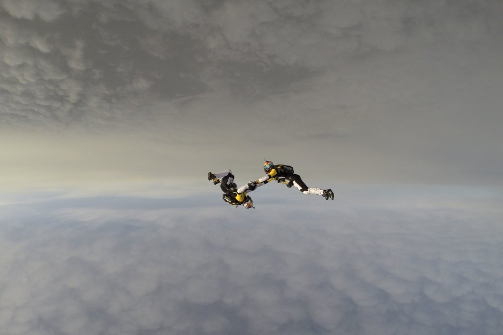 Two skydivers jumped from a height of 10,000 meters above the Mont Blanc