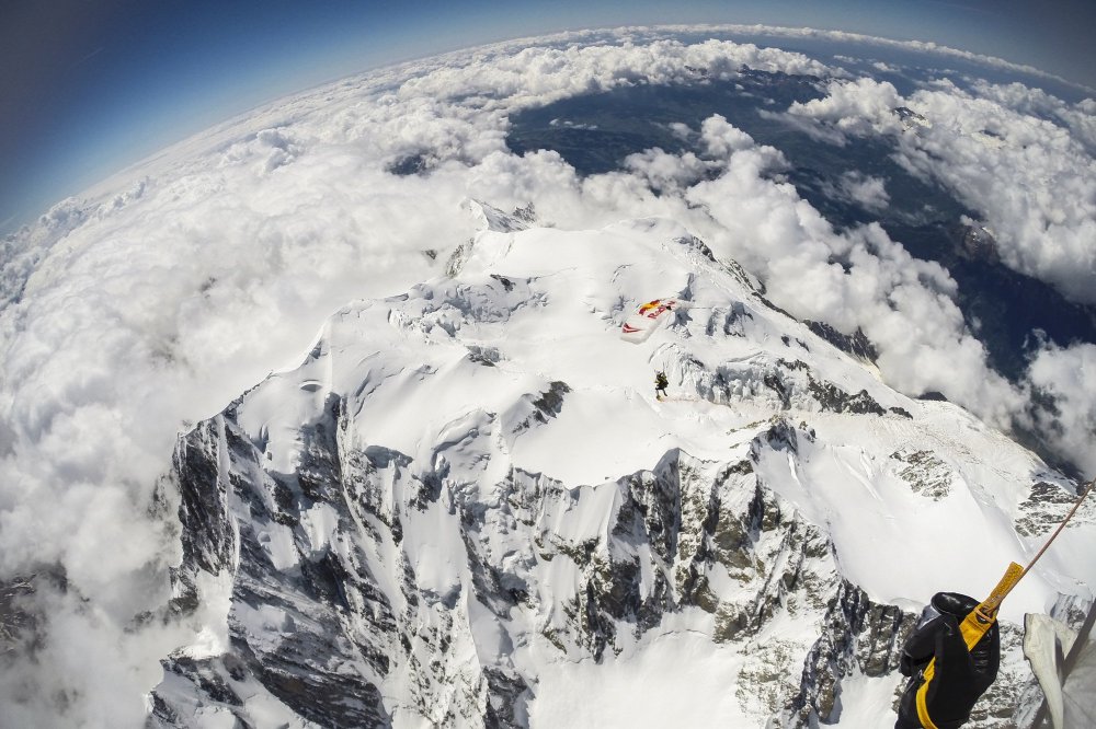 Two skydivers jumped from a height of 10,000 meters above the Mont Blanc