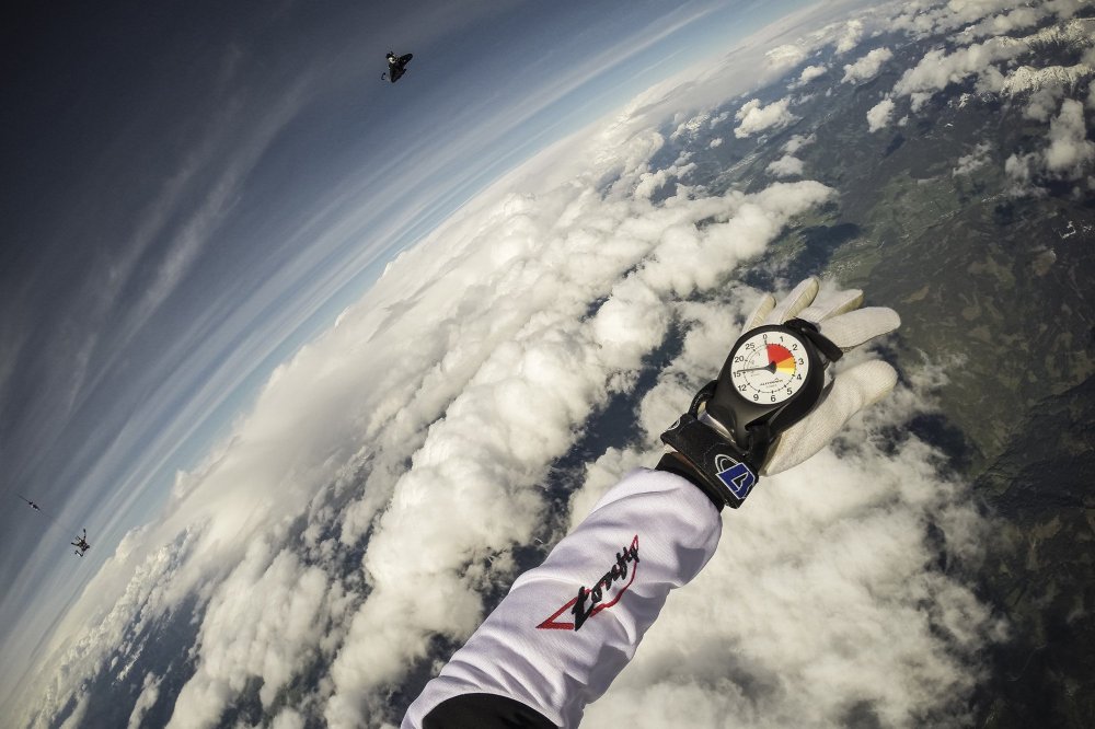 Two skydivers jumped from a height of 10,000 meters above Mont Blanc