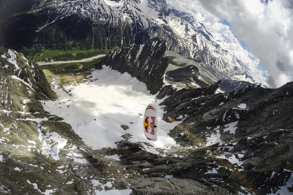 Two skydivers jumped from a height of 10,000 meters over the Mont Blanc