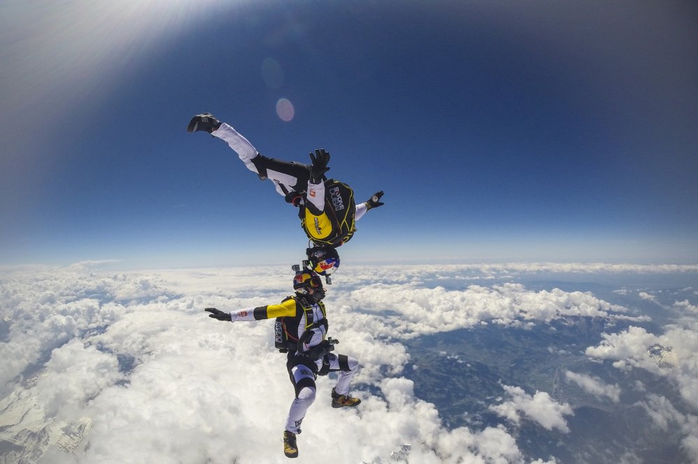 Два скайдайвера прыгнули с высоты 10 000 метров над Монбланом