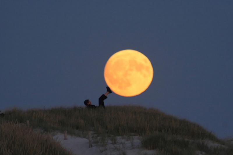 Games with the moon - a photo project by Lauren Lovedera