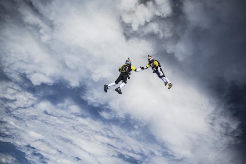 Two skydivers jumped from a height of 10,000 meters above Mont Blanc