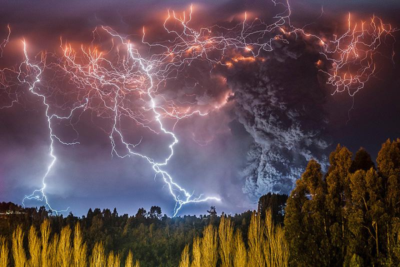 The perfect storm: a thunderstorm during the eruption of the Pueu volcano in Chile
