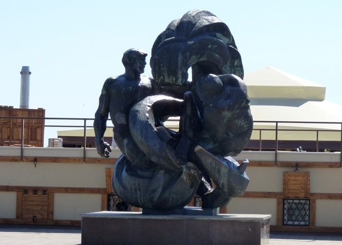  Monument to fishermen, Berdyansk 