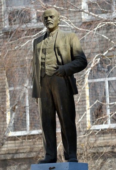 Monument to Lenin in the yard of the secondary school №3