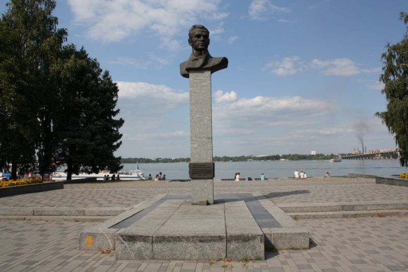 Памятник Сташкову