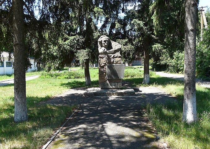 Monument to N. Ostrovsky, Dikanka