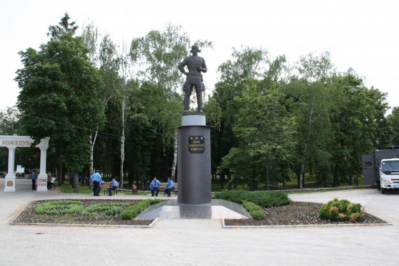 Памятник Кожедубу, Сумы