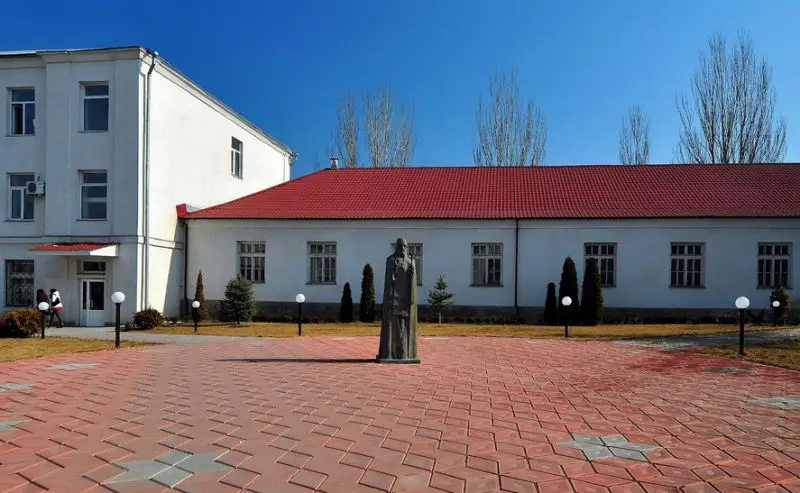 Памятник Петру Могиле на территории ЧГУ им. Петра Могилы
