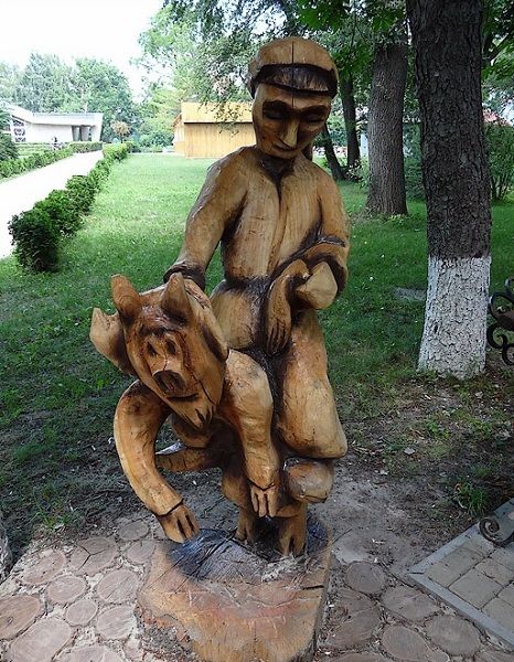  Avenue of Wooden Figures, Mirgorod 