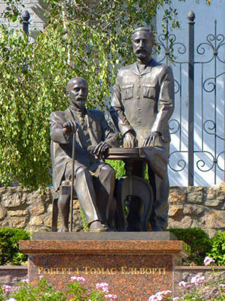 Monument to Robert and Thomas Elvorti