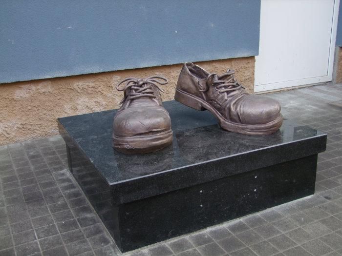 Памятник Стоптанным башмакам