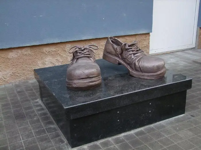 Памятник Стоптанным башмакам