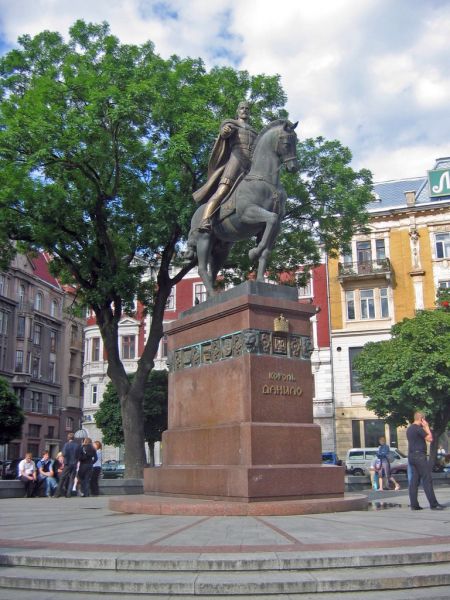 Памятник королю Данилу Галицкому