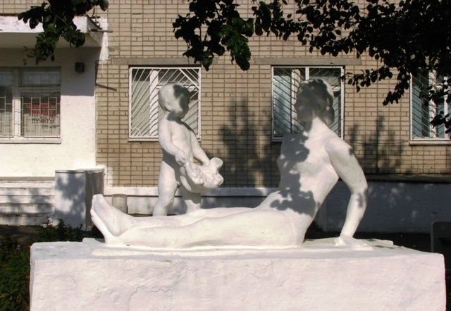  Mother and Child Monument, Smile 