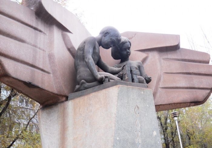  Monument to workers of Dneprospetsstal, Zaporozhye 