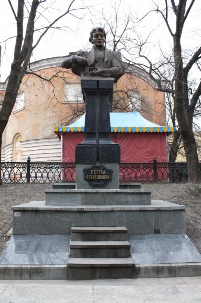 Памятник Григорию Квитке-Основьяненко