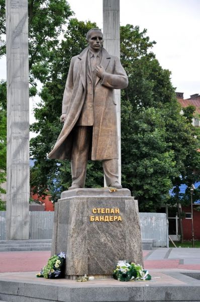 Памятник Степану Бандере во Львове