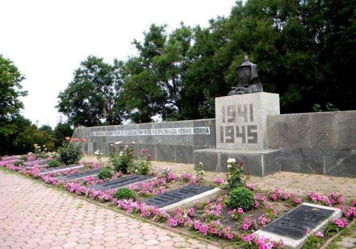  Common Grave of WWII Warriors, Zaporozhye 