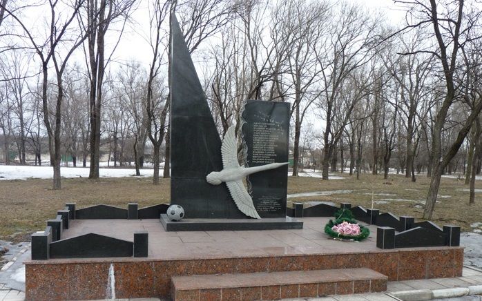  Memorial to the lost football players of Pakhtakor, Kurilovka 