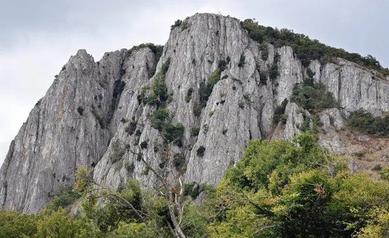 Гора Парагильмен, Денежная скала