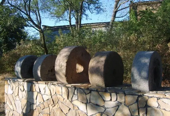 Аллея мельничных жерновов, Бердянск