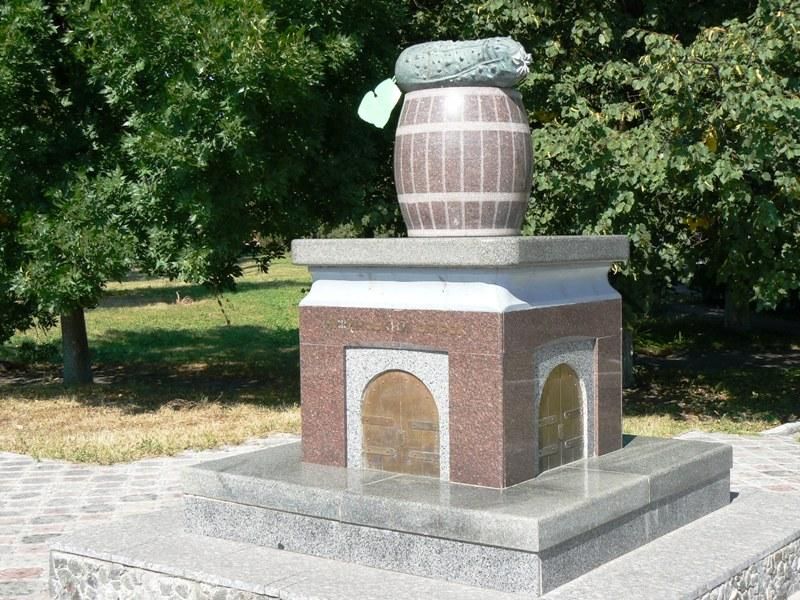 Памятник огурцу, Нежин