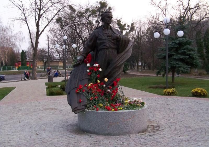 Памятник Симоненко в Черкассах