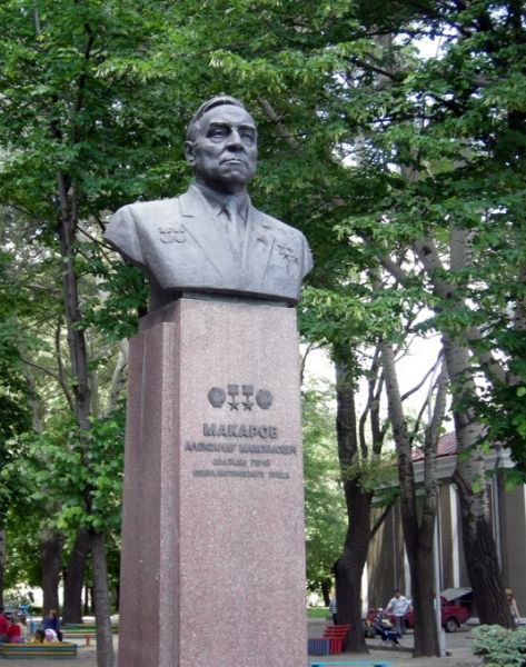 Bust of Makarov AM, Dnepropetrovsk