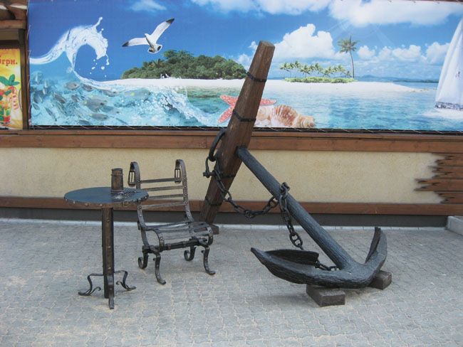 Кресло, скелет рыбы и дырявая кружка, Бердянск