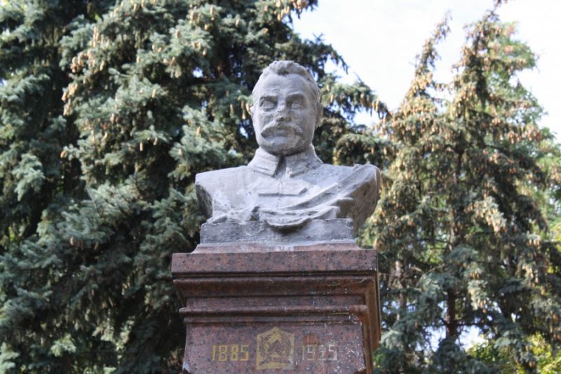 Monument to Frunze, Chernigov