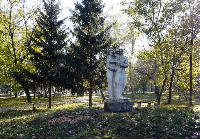 Monument to the family, Chutovo