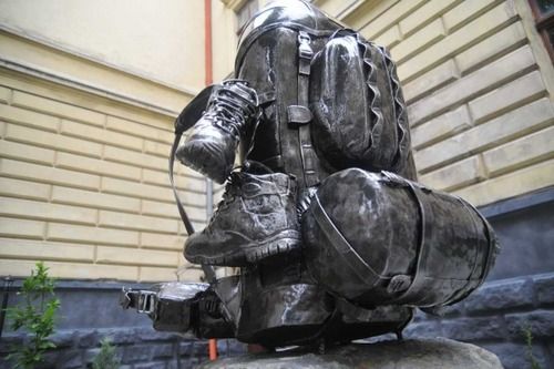 Памятник рюкзаку