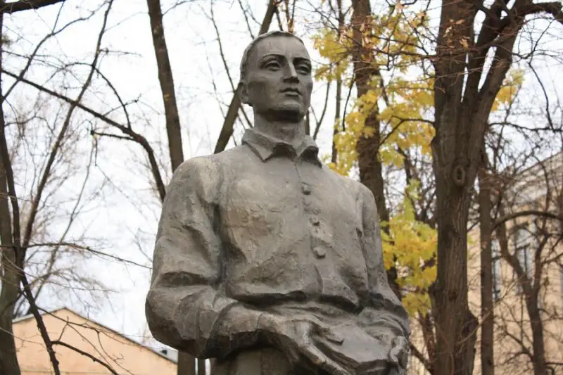Памятник Григорию Сковороде